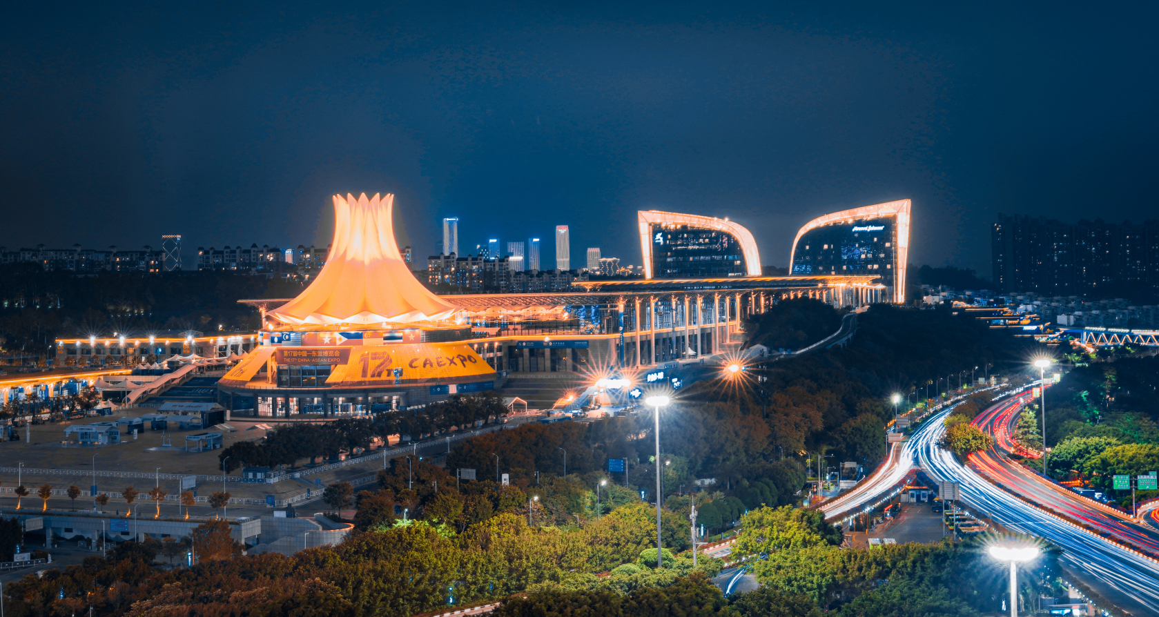 「东博会现场」南宁国际会展中心夜景美轮美奂